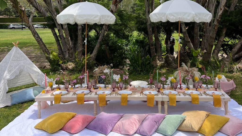 boho friendsgiving picnic