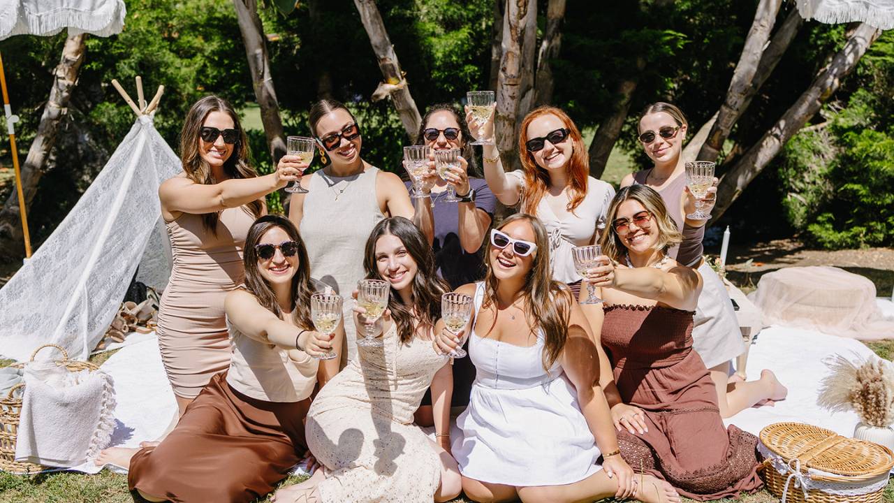 friendsgiving-picnic-group-toast friendsgiving picnic group toast