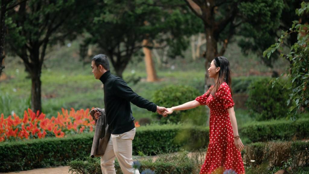 second date park stroll