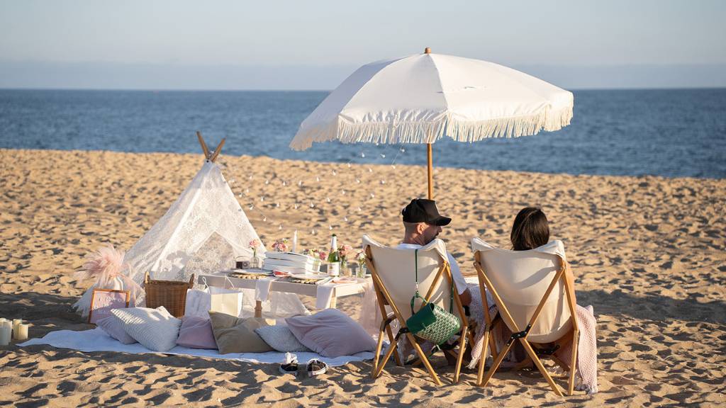 © Picnic Makers - https://picnicmakers.com/ second date seaside picnic