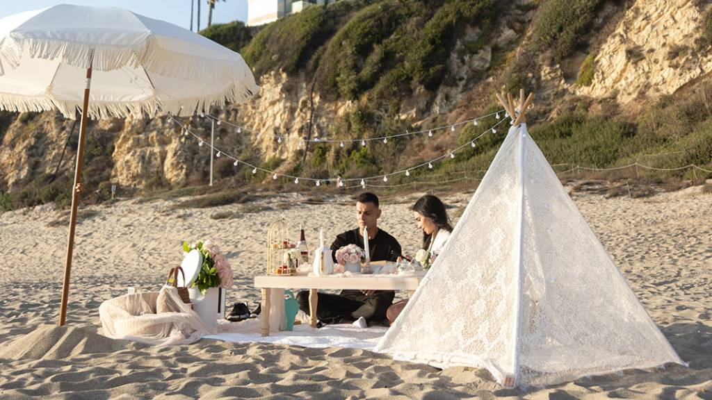 © Picnic Makers - https://picnicmakers.com/ second date sunset picnic