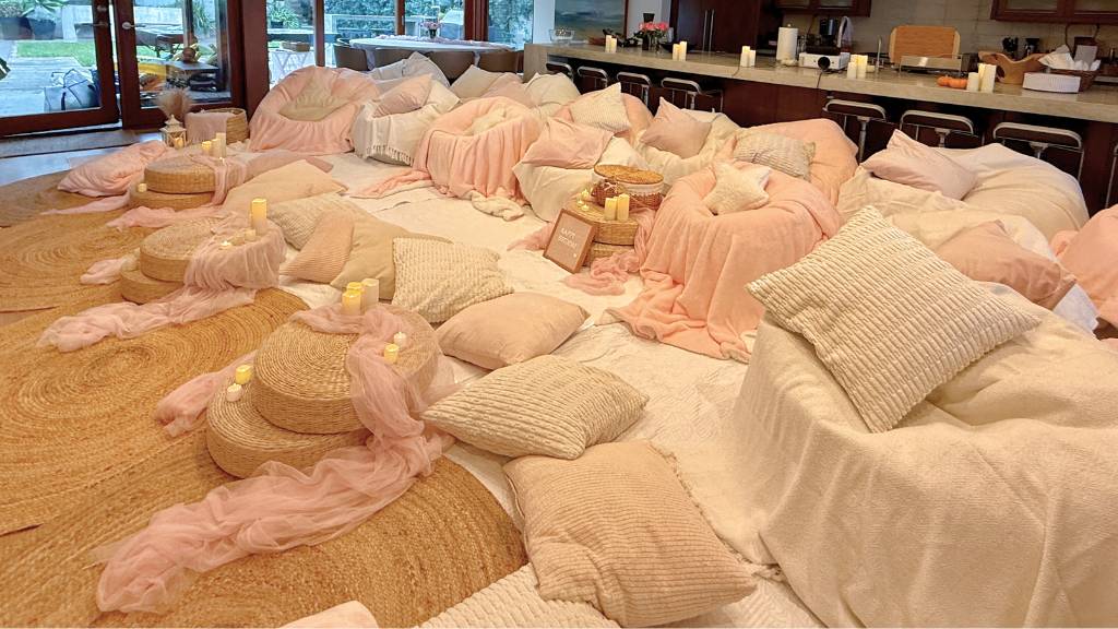 © Picnic Makers - https://picnicmakers.com/ indoor movie night after dinner