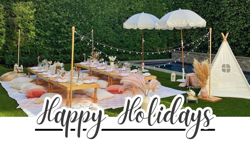 ©️ Picnic Makers - https://picnicmakers.com/ happy holidays picnic table setup