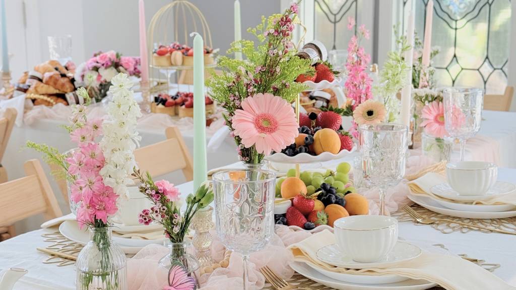 © Picnic Makers - https://picnicmakers.com/ winter birthday brunch table decor
