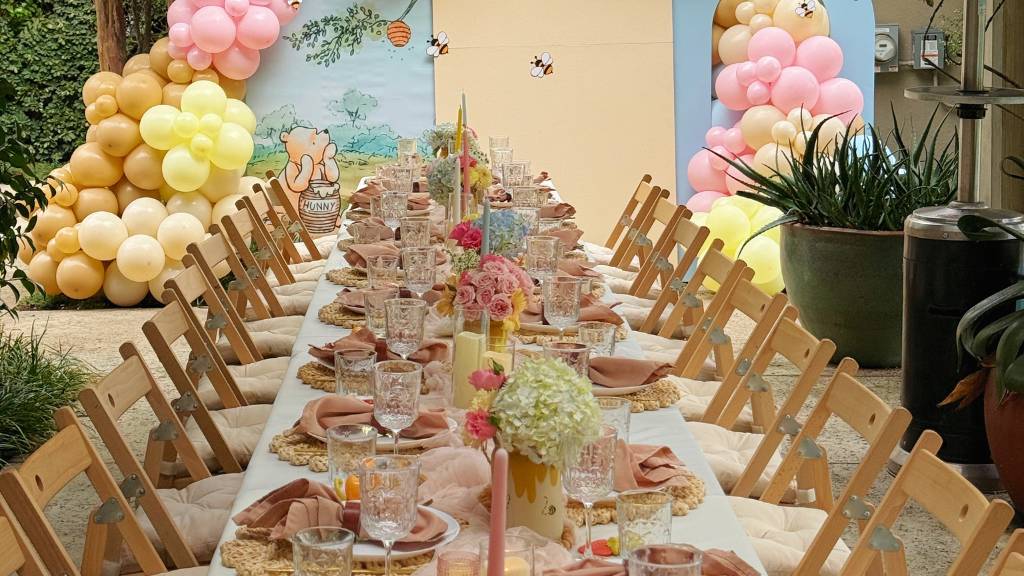 © Picnic Makers - https://picnicmakers.com/ 2 year old birthday balloon tablescape