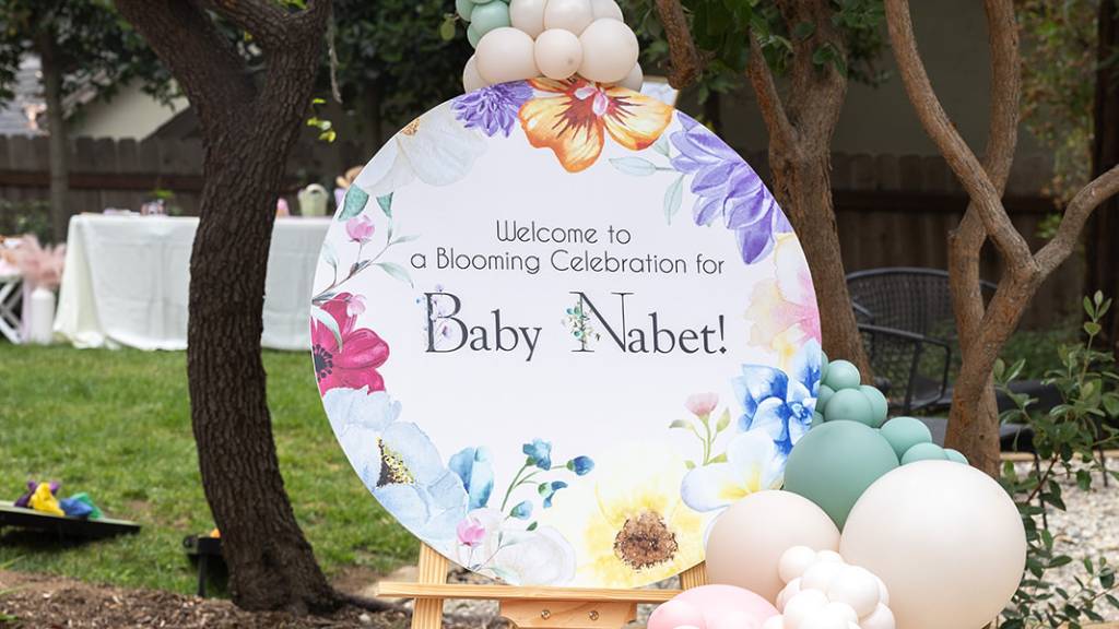 © Picnic Makers - https://picnicmakers.com/ baby in bloom floral welcome sign