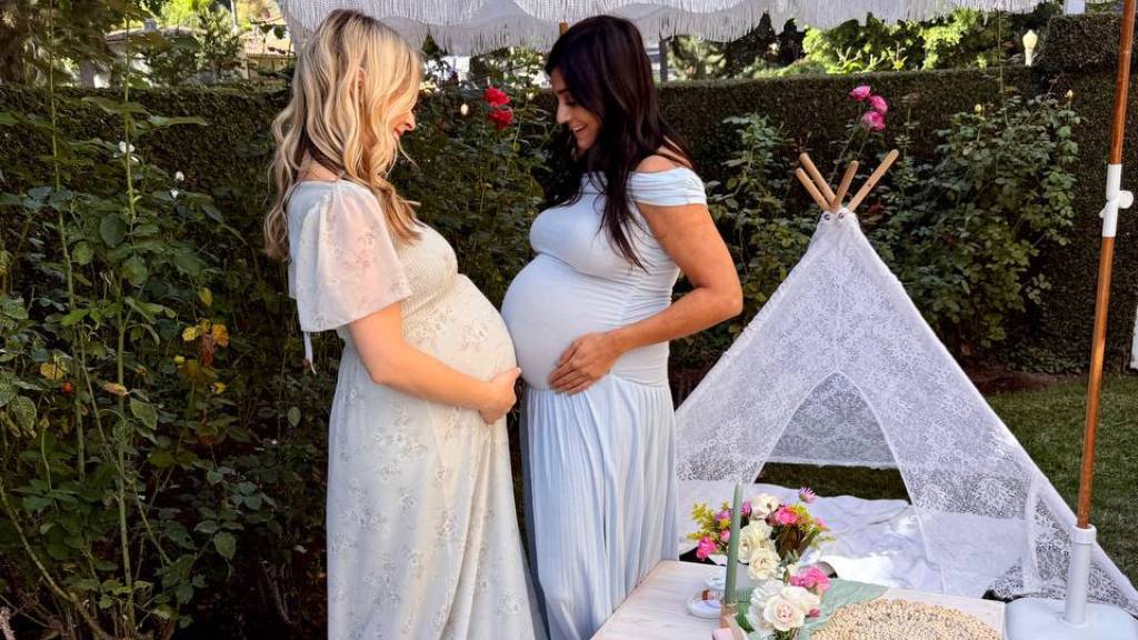 © Picnic Makers - https://picnicmakers.com/ baby in bloom moms-to-be at picnic teepee
