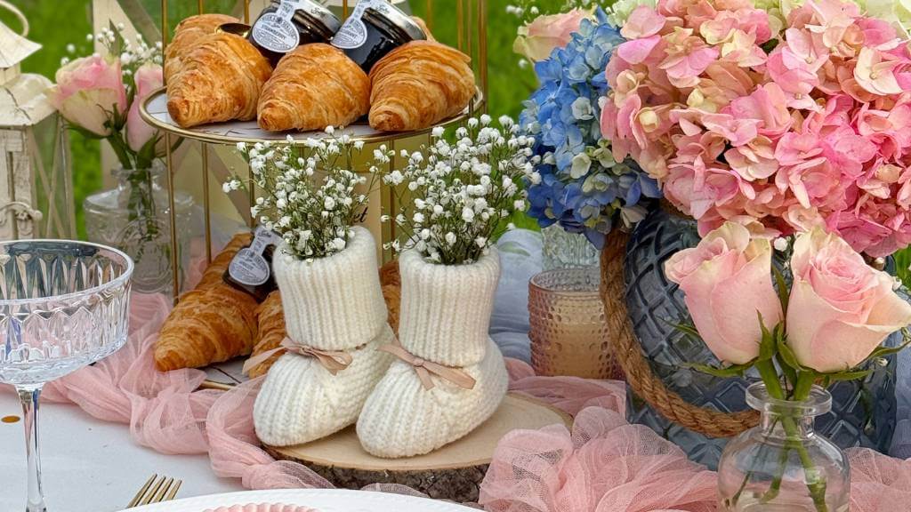 © Picnic Makers - https://picnicmakers.com/ picnic croissants baby booties