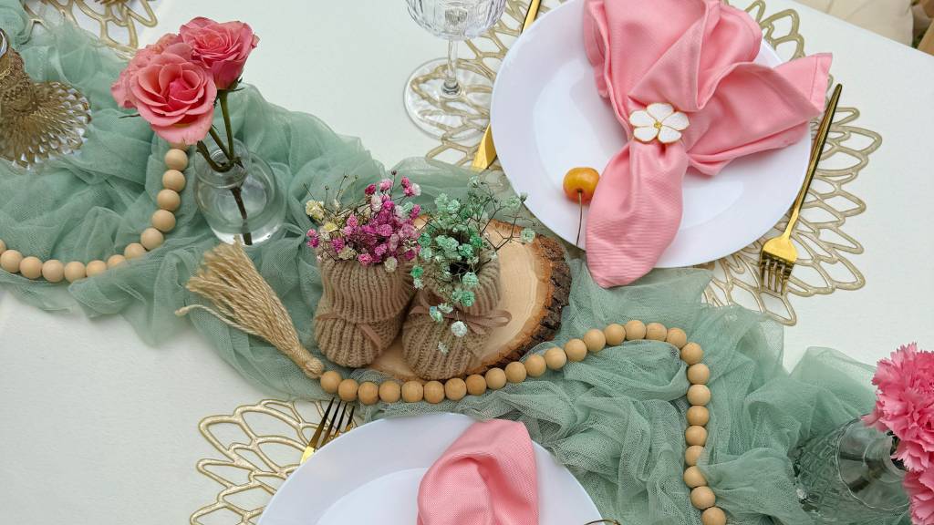 © Picnic Makers - https://picnicmakers.com/ baby in bloom place setting flat lay