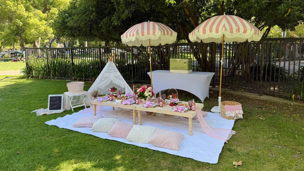 © Picnic Makers - https://picnicmakers.com/ outdoor first birthday picnic lounge