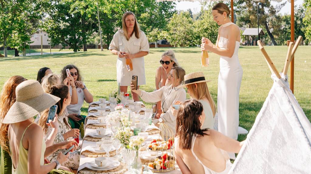 © Picnic Makers - https://picnicmakers.com/ galentines day backyard brunch picnic