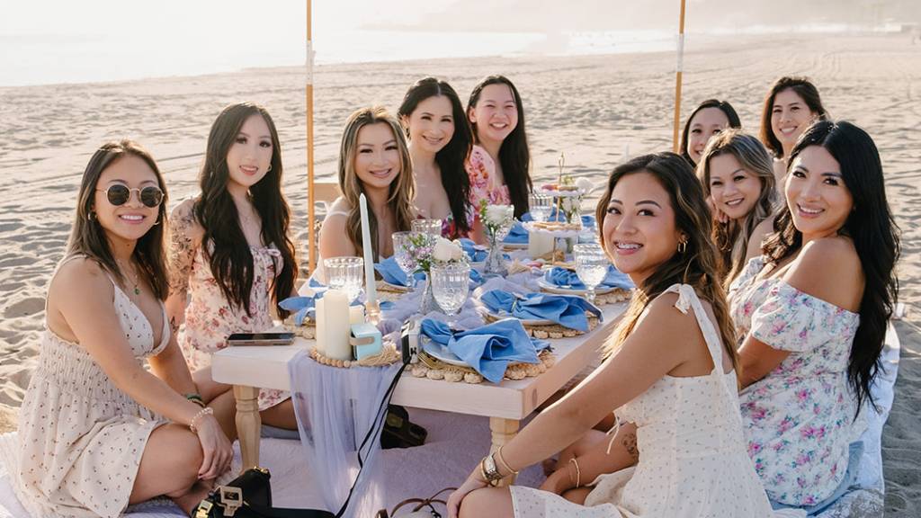 © Picnic Makers - https://picnicmakers.com/ galentines day beach picnic table