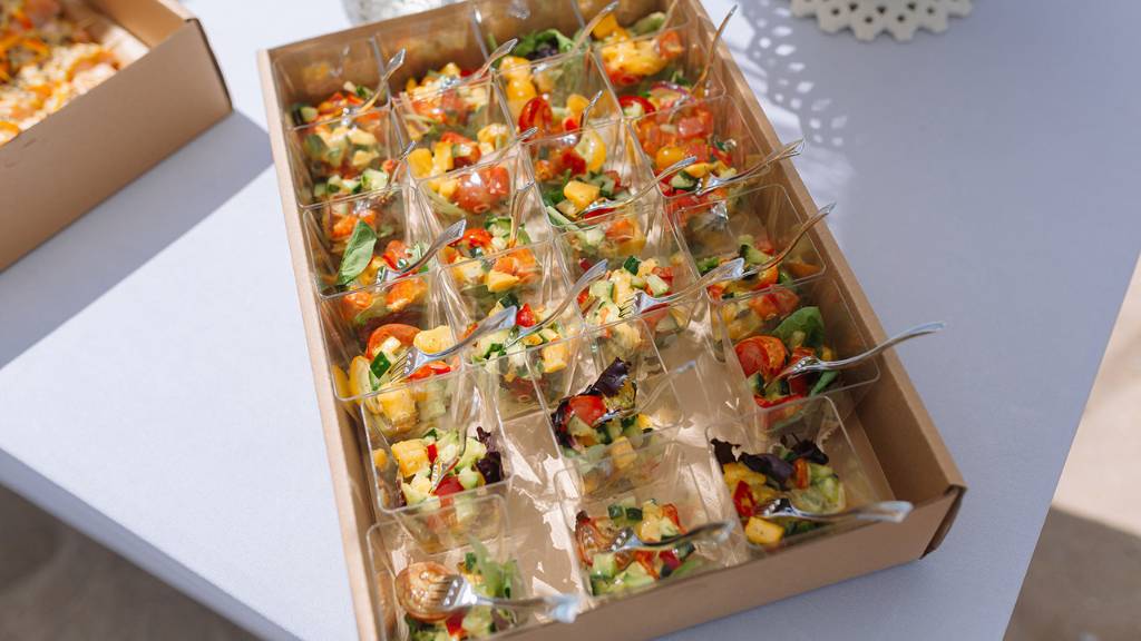 © Picnic Makers - https://picnicmakers.com/ galentines day brunch finger foods