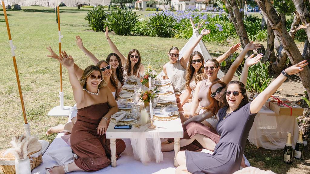 © Picnic Makers - https://picnicmakers.com/ galentines day park picnic party