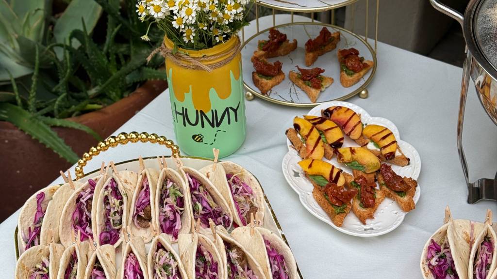 © Picnic Makers - https://picnicmakers.com/ gender neutral baby shower food spread