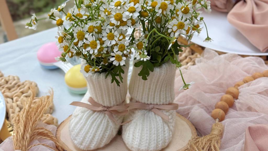 © Picnic Makers - https://picnicmakers.com/ neutral baby shower centerpiece with baby booties