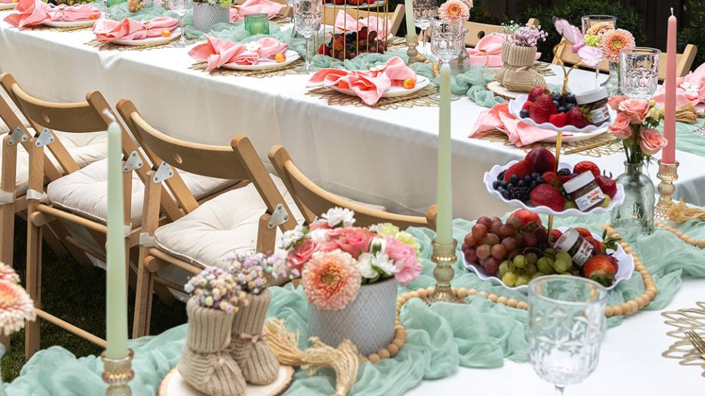 © Picnic Makers - https://picnicmakers.com/ neutral baby shower picnic table spread