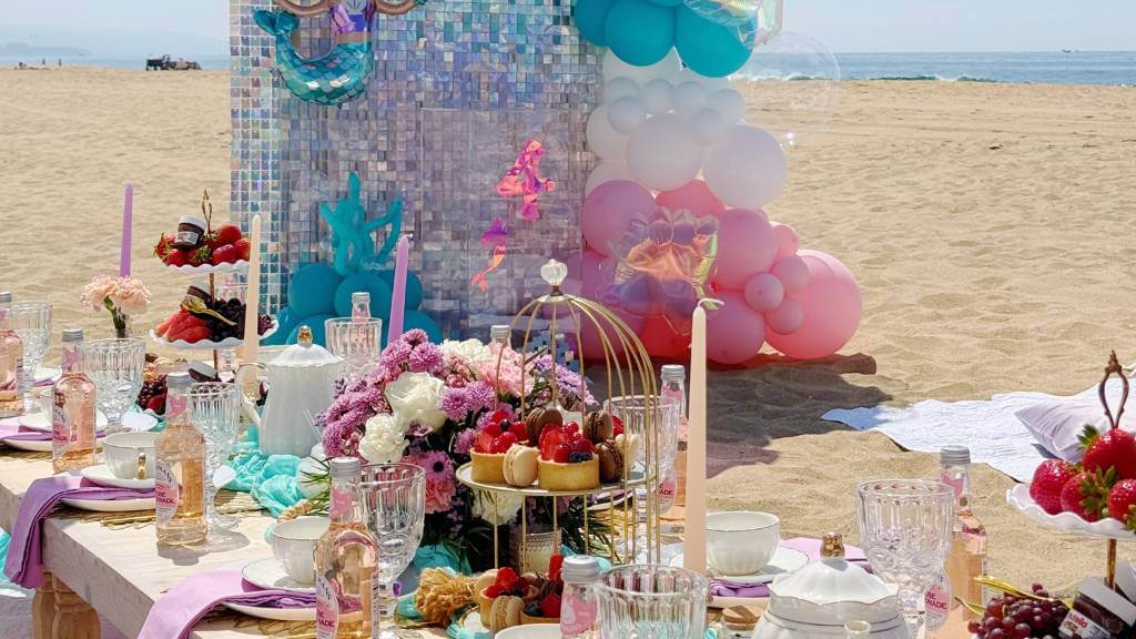 © Picnic Makers - https://picnicmakers.com/ beach picnic tablescape