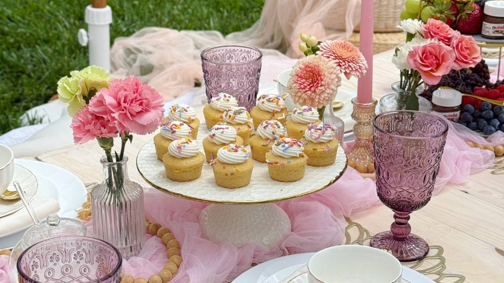© Picnic Makers - https://picnicmakers.com/ cupcake gender reveal