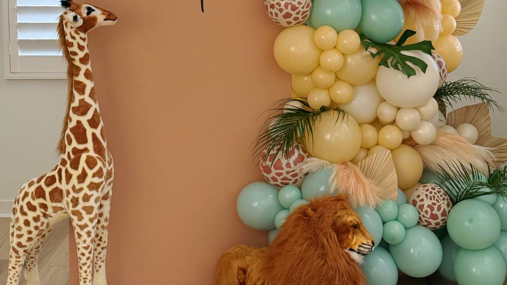 safari baby shower balloon display